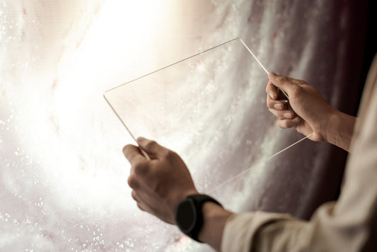 Plexiglas vs. Dibond: Welke wanddecoratie past het beste bij jouw interieur?