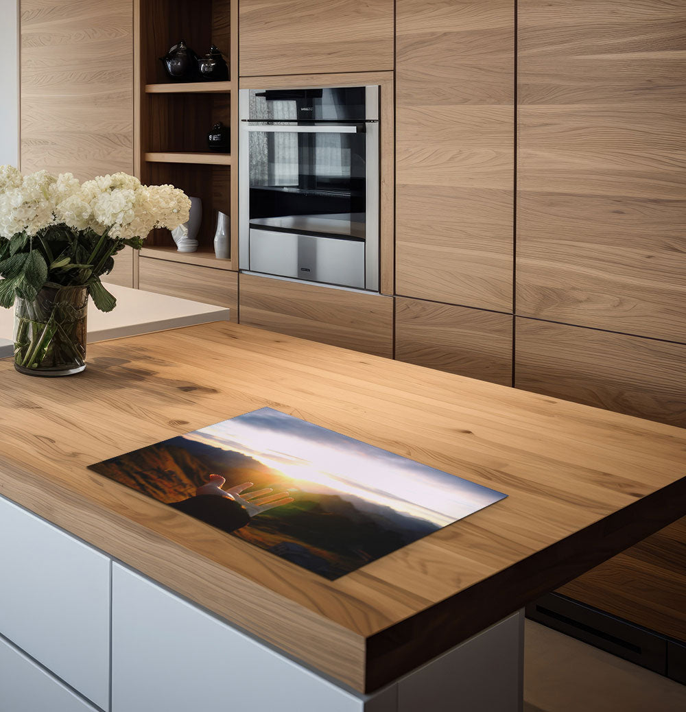 inductiebeschermer hand naar zonsondergang keuken 2